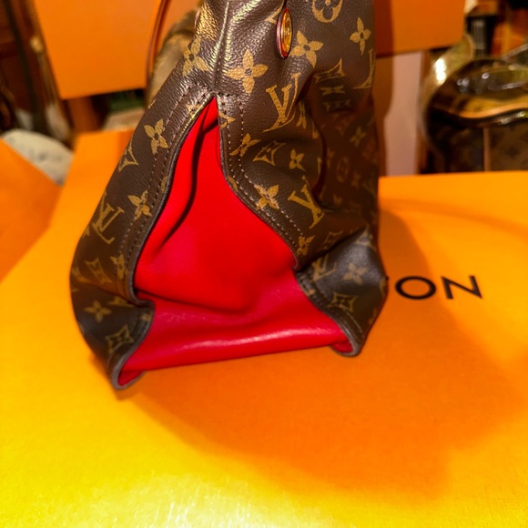 Louis Vuitton Gaia monogram with Red sides - Picture 2 of 9